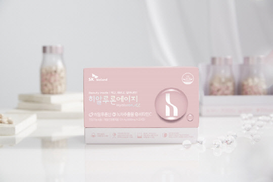 SKC의 자회사 SK바이오랜드는 오는 18일 현대홈쇼핑을 시작으로 '히알루론에이지' 판매를 시작하는 등 건강기능식품 B2C 시장에 본격적으로 진출한다고 11일 밝혔다. <SKC 제공>